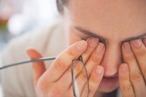 a fej zsibbadása és homályos látás az életkorral összefüggő látássérült kezelés