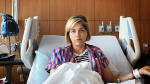 Selma Blair egy kórházi ágyon